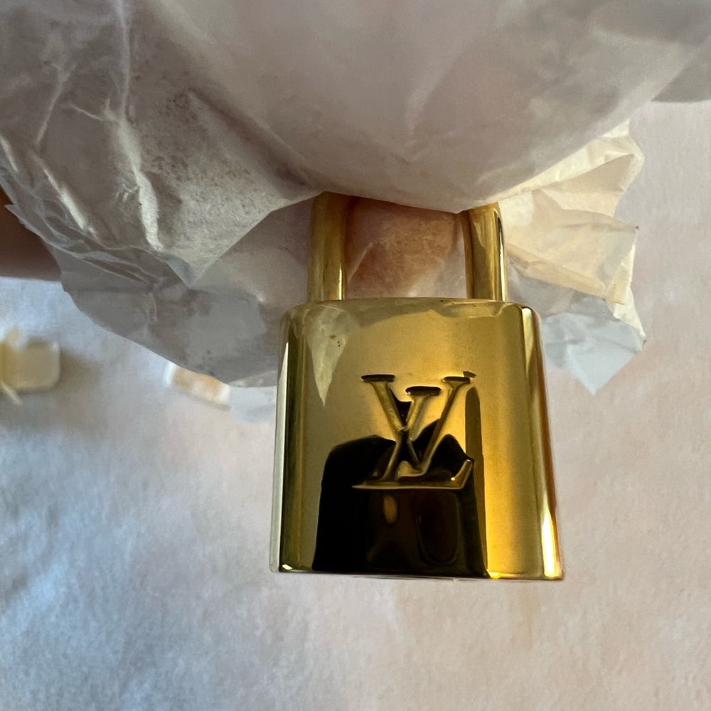 **New** Louis Vuitton Lockset #311 with 2 keys and Dustbag